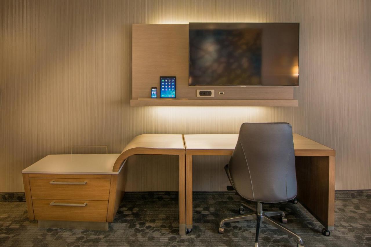 Hotel Courtyard By Marriott Airport 4*