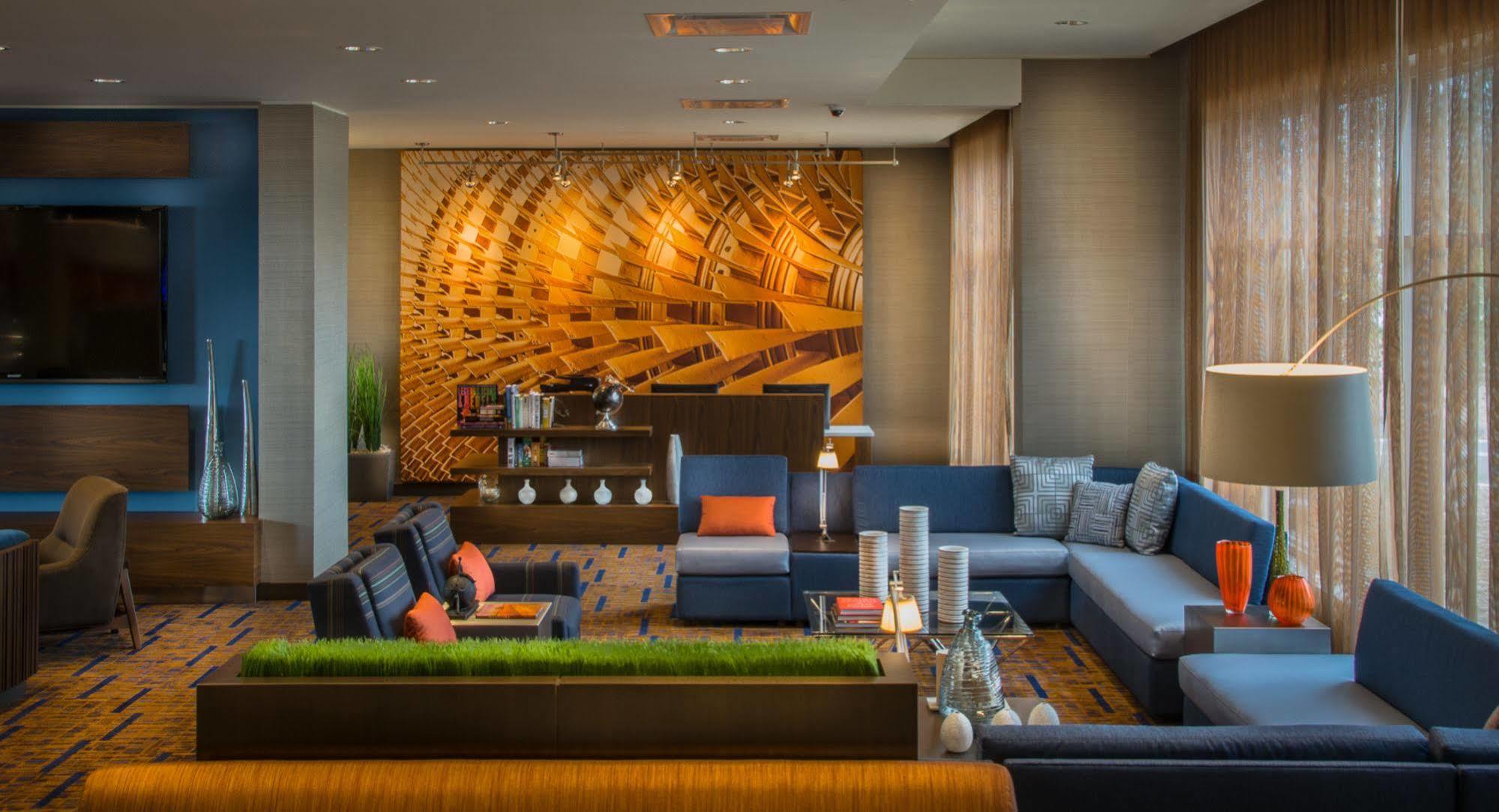 Courtyard By Marriott Airport Hotel