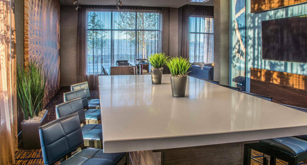 Hotel Courtyard By Marriott Airport